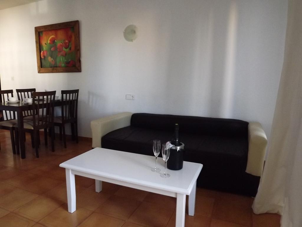 Apartamentos San Antonio Beach Værelse billede